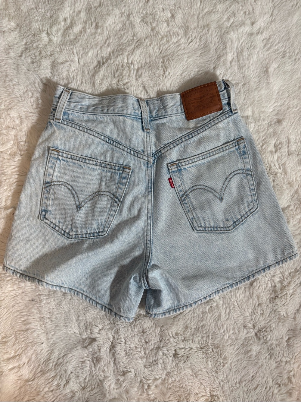 Levi's High Loose Shorts / Light Acid Wash - size 25 / Like New